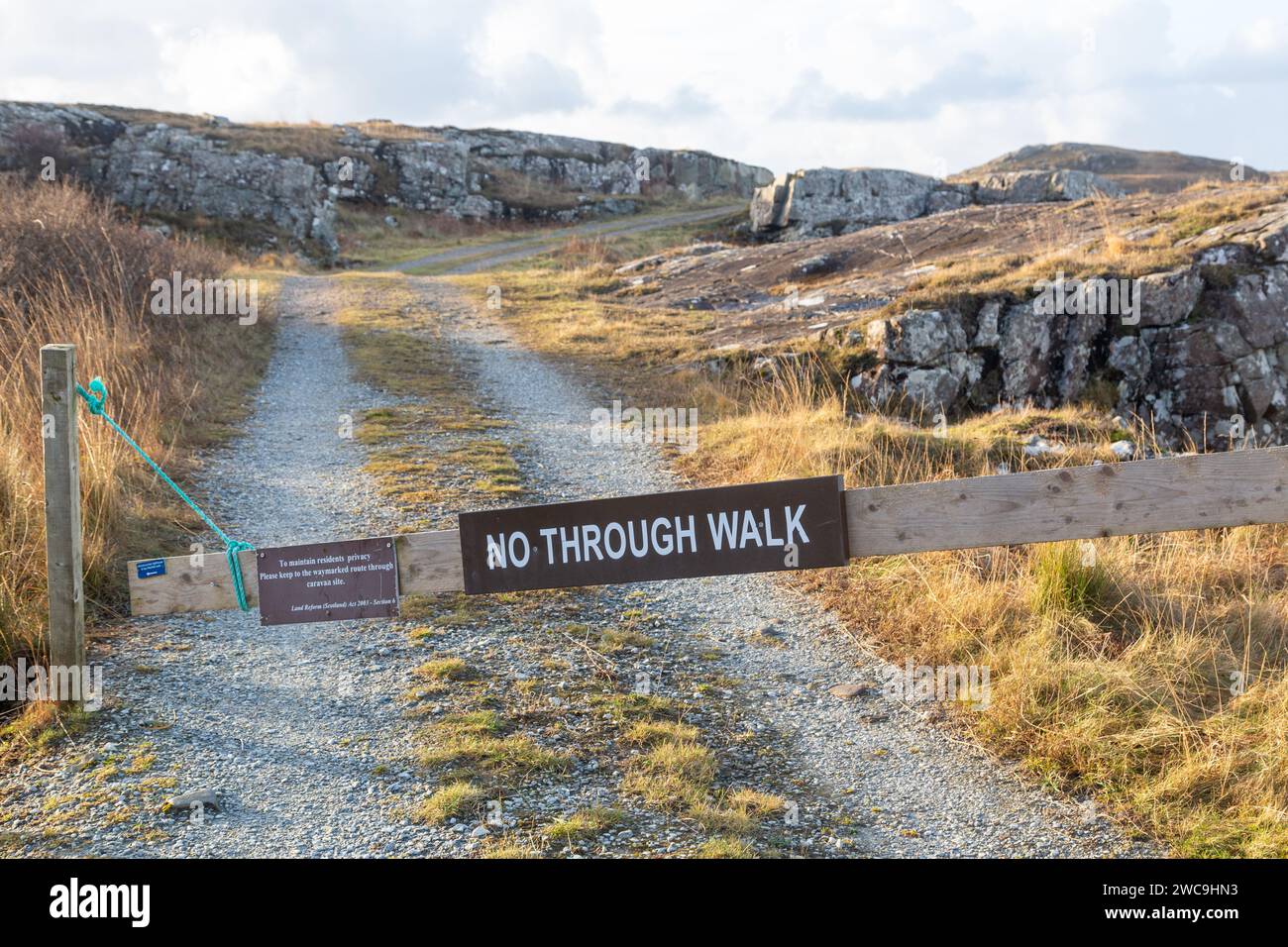 Nessun accesso per gli escursionisti un cartello "no walk through" che riporta la legge sulla riforma agraria del 2003, sezione 6, per mantenere la privacy dei residenti Foto Stock