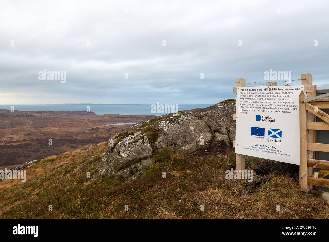 Una stazione di afflusso scozzese 4G (per rimuovere punti non da aree remote) in alto su una remota collina ad Ardnamurchan, Lochaber, Highland, Scozia Foto Stock