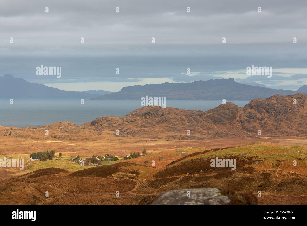 Guardando verso Achnaha, un remoto villaggio nella penisola di Ardnamurchan con le isole di Rum ed Eigg sullo sfondo. Foto Stock