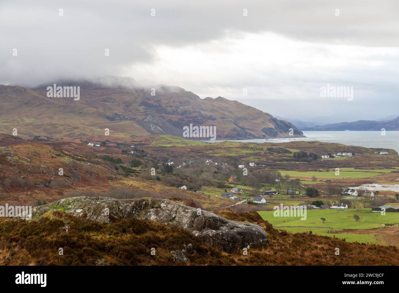 Guardando verso il remoto villaggio di Kilchoan da Beinn na Seilg Ardnamurchan, Lochaber, Highland, Scozia Foto Stock