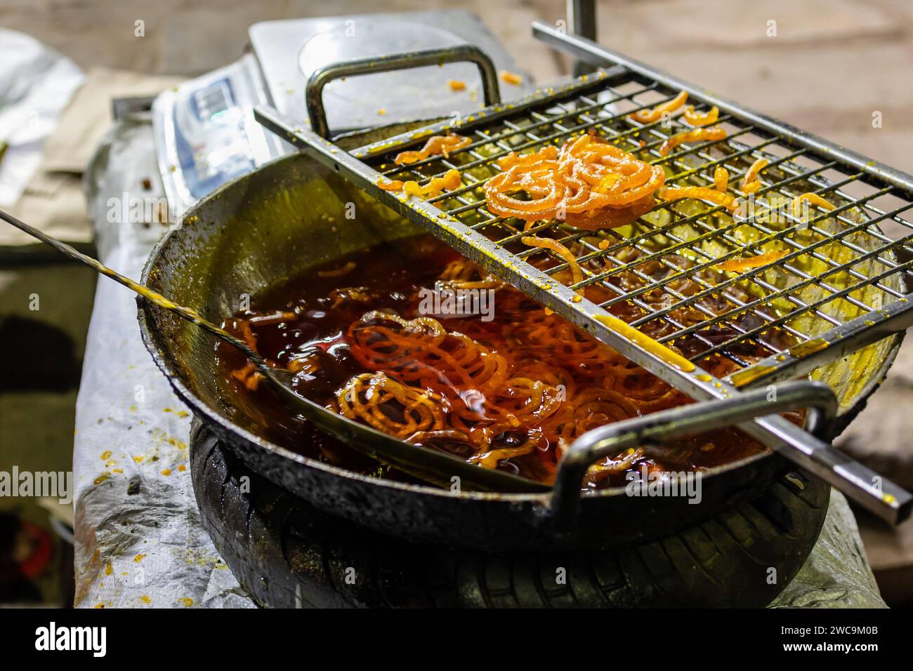 jalebi dolce tradizionale indiano in sciroppo zuccherino da un angolo piatto Foto Stock