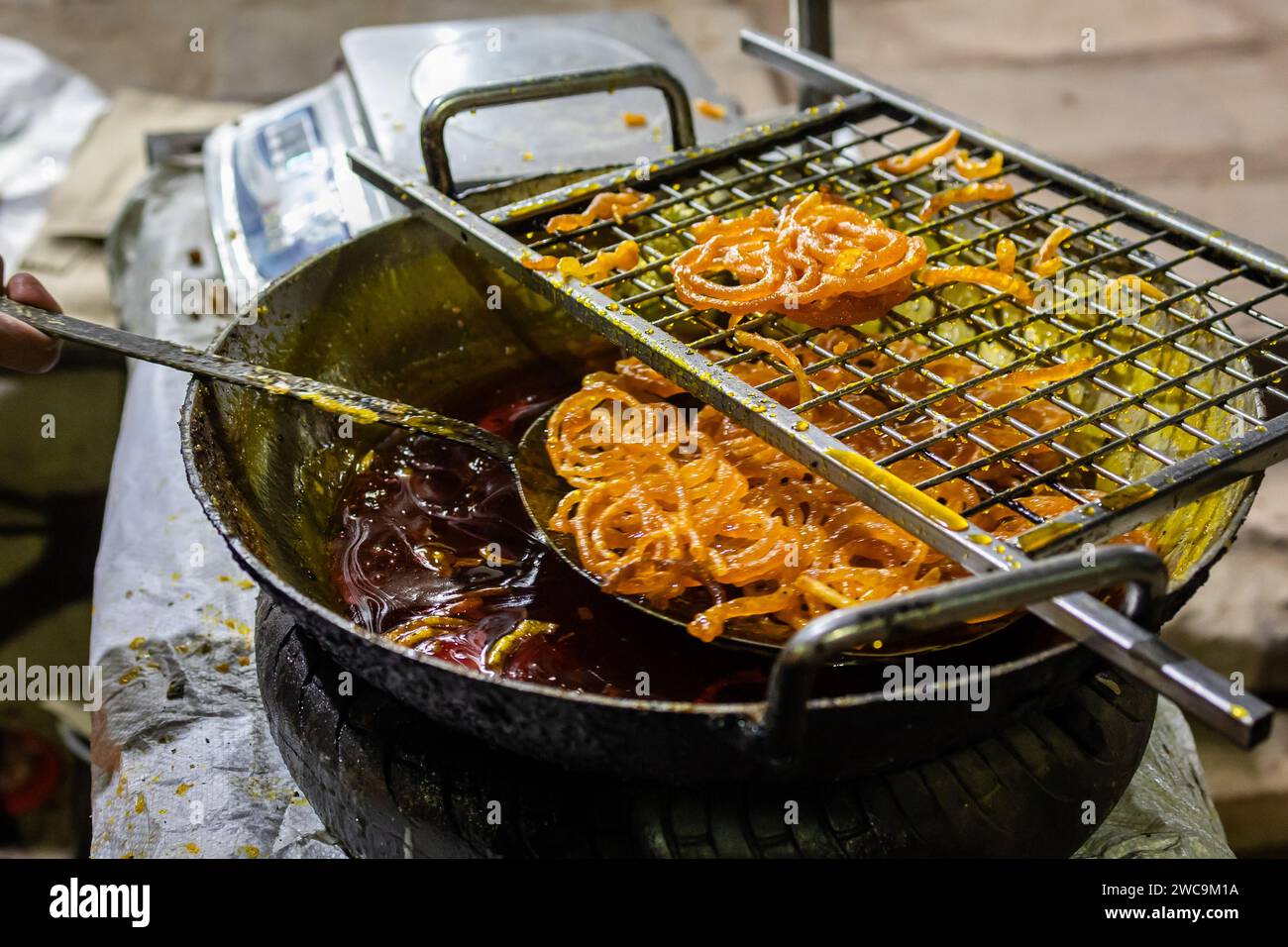 jalebi dolce tradizionale indiano in sciroppo zuccherino da un angolo piatto Foto Stock