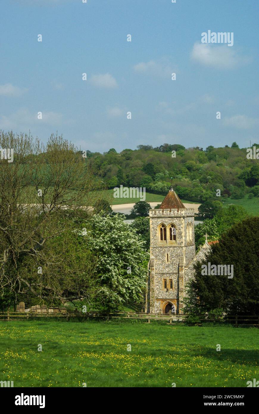La chiesa parrocchiale di St Michael and All Angels, Hughenden, Buckinghamshire, Regno Unito; meglio conosciuta come il luogo di sepoltura del primo ministro Benjamin Disraeli Foto Stock