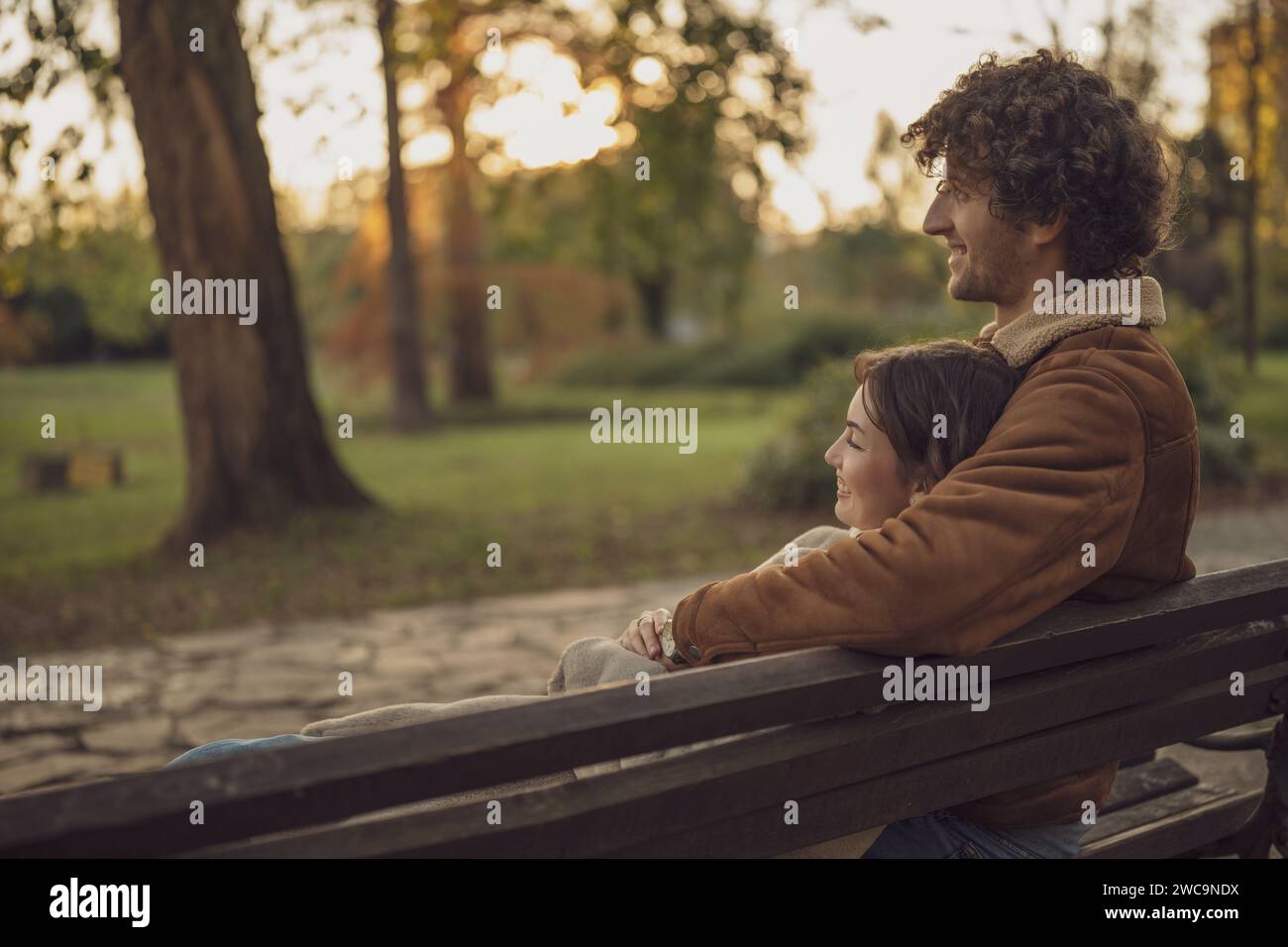Coppia felice e amorevole che si gode il tempo insieme nel parco. Foto Stock