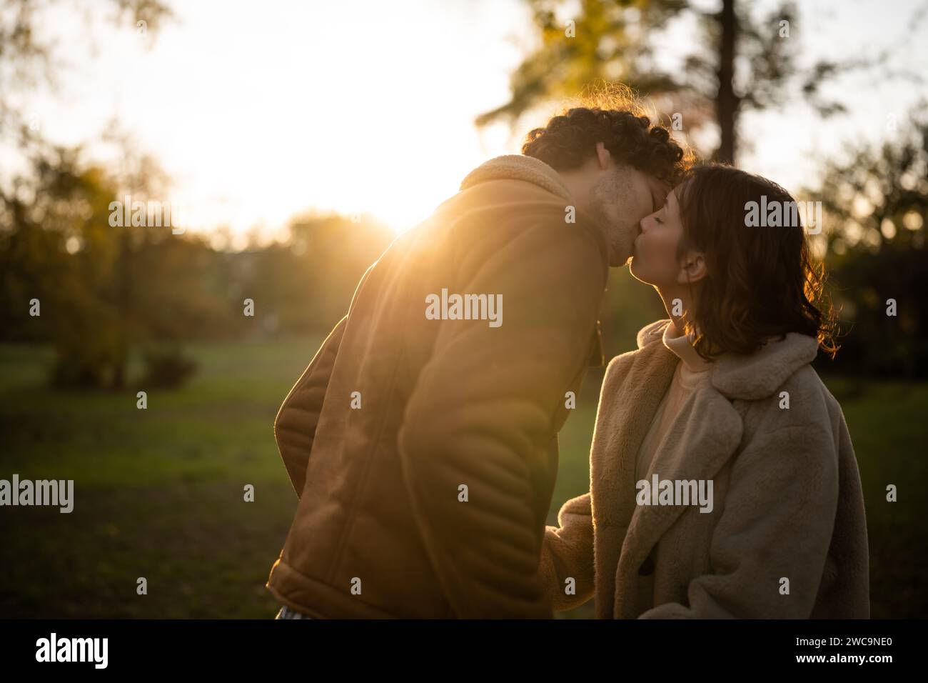 Ritratto di una coppia felice e amorevole al tramonto nel parco. Foto Stock