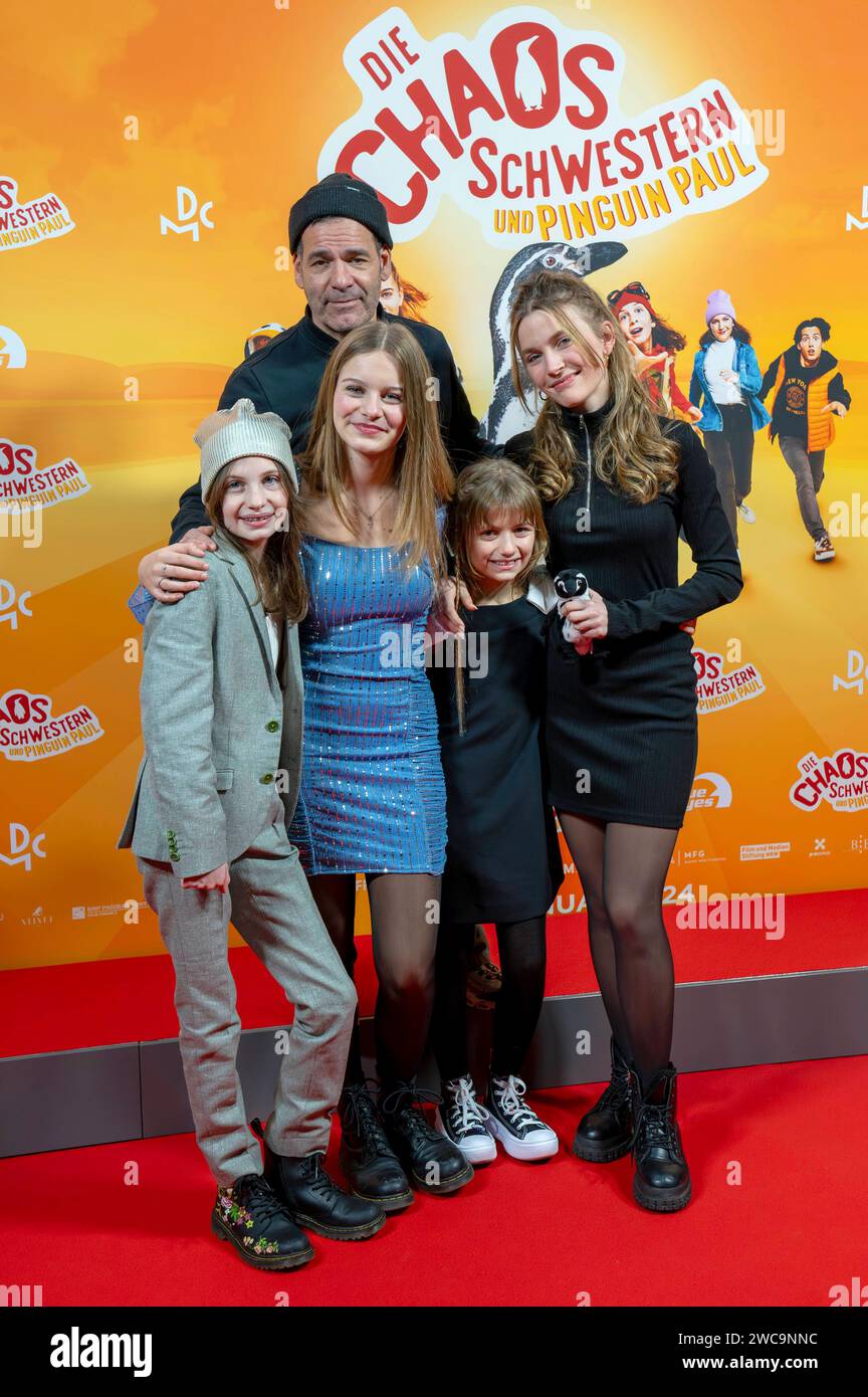 Cara Vondey, Lilit Serger, Mike Marzuk, Rona Regjepi und Momo Beier bei der Premiere des Kinofiilms Die Chaosschwestern und Pinguin Paul im Cinemaxx. München, 14.01.2024 *** cara Vondey, Lilit Serger, Mike Marzuk, Rona Regjepi e Momo Beier alla prima del lungometraggio The Chaos Sisters and Penguin Paul al Cinemaxx di Monaco, 14 01 2024 foto:Xn.xKolinzx/xFuturexImagex paul 4153 Foto Stock