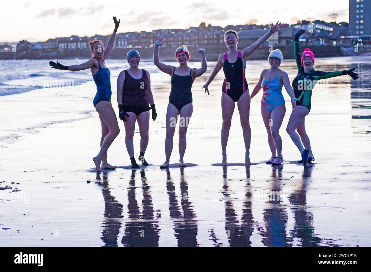 Portobello, Edimburgo, Scozia, Regno Unito. 15 gennaio 2023. Anna Neubert Wood e le Wanderwomen si riuniscono per tenere alto il loro spirito il lunedì Blu con una temperatura di congelamento di 0 gradi e windchill di meno 6. Blue Monday è il nome dato a un giorno di gennaio (tipicamente il terzo lunedì del mese) che una compagnia di viaggi del Regno Unito, Sky Travel, ha dichiarato essere il giorno più deprimente dell'anno. Originariamente pubblicato in un comunicato stampa del 2005 della società, che affermava di aver calcolato la data utilizzando un'equazione. Credito: Notizie dal vivo Archwhite/alamy. Foto Stock