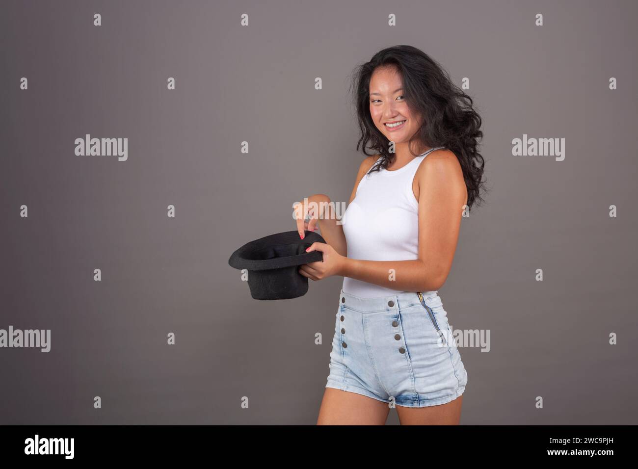 Allegra modella cinese con il suo cappello alla moda Foto Stock