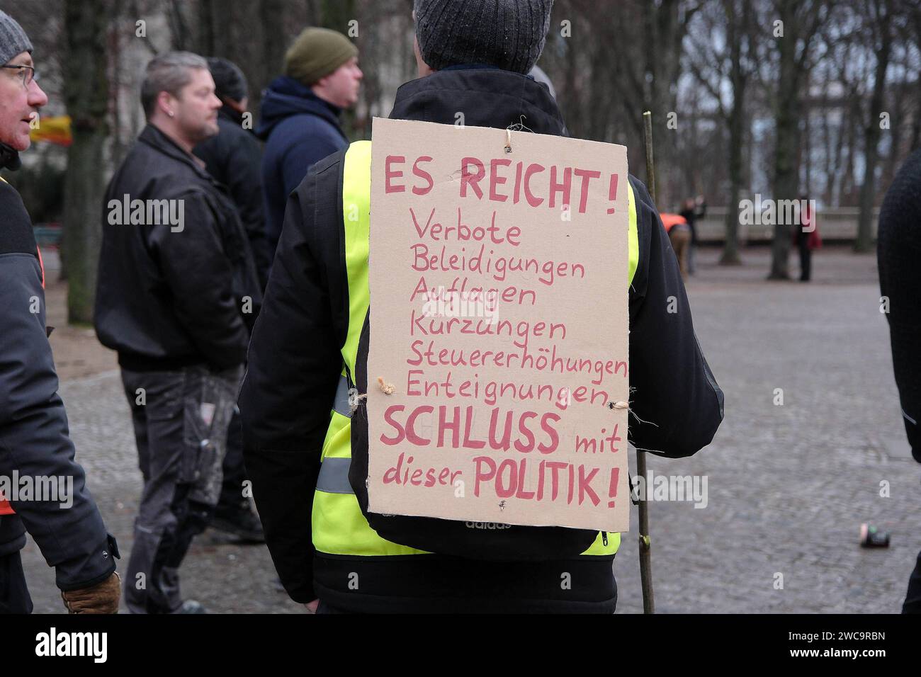 15.01.2023 xkhx Berlin, vor dem Brandenburger Tor Bauern, Traktoren, Landwirte bei Großdemo vor dem Brandenburger Tor Plkate - ES reicht *** 15 01 2023 xkhx Berlin, di fronte alla porta di Brandeburgo agricoltori, trattori, agricoltori in grande manifestazione davanti alla porta di Brandeburgo Plkate Enough is enough KH Foto Stock