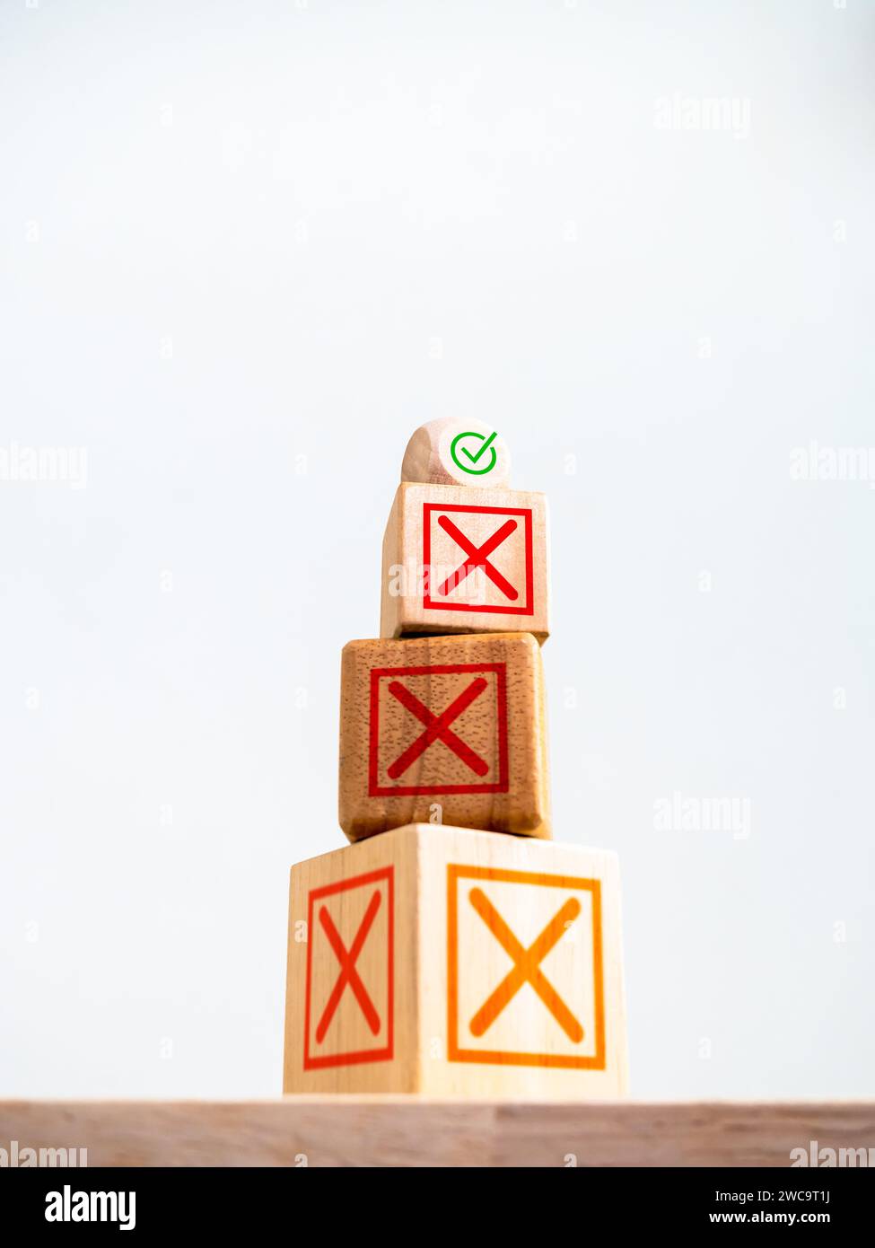 Soluzione aziendale, strategia e decisione, cambiamento, concetti di sviluppo. Icona verde con segno di spunta corretto sulla parte superiore del legno, tra i numerosi segni di spunta rossi errati o incrociati Foto Stock