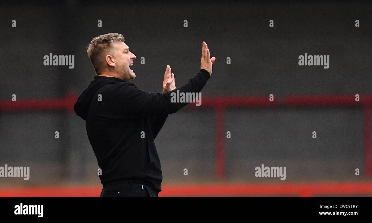 Il capoallenatore di Salford City Karl Robinson durante la partita Sky