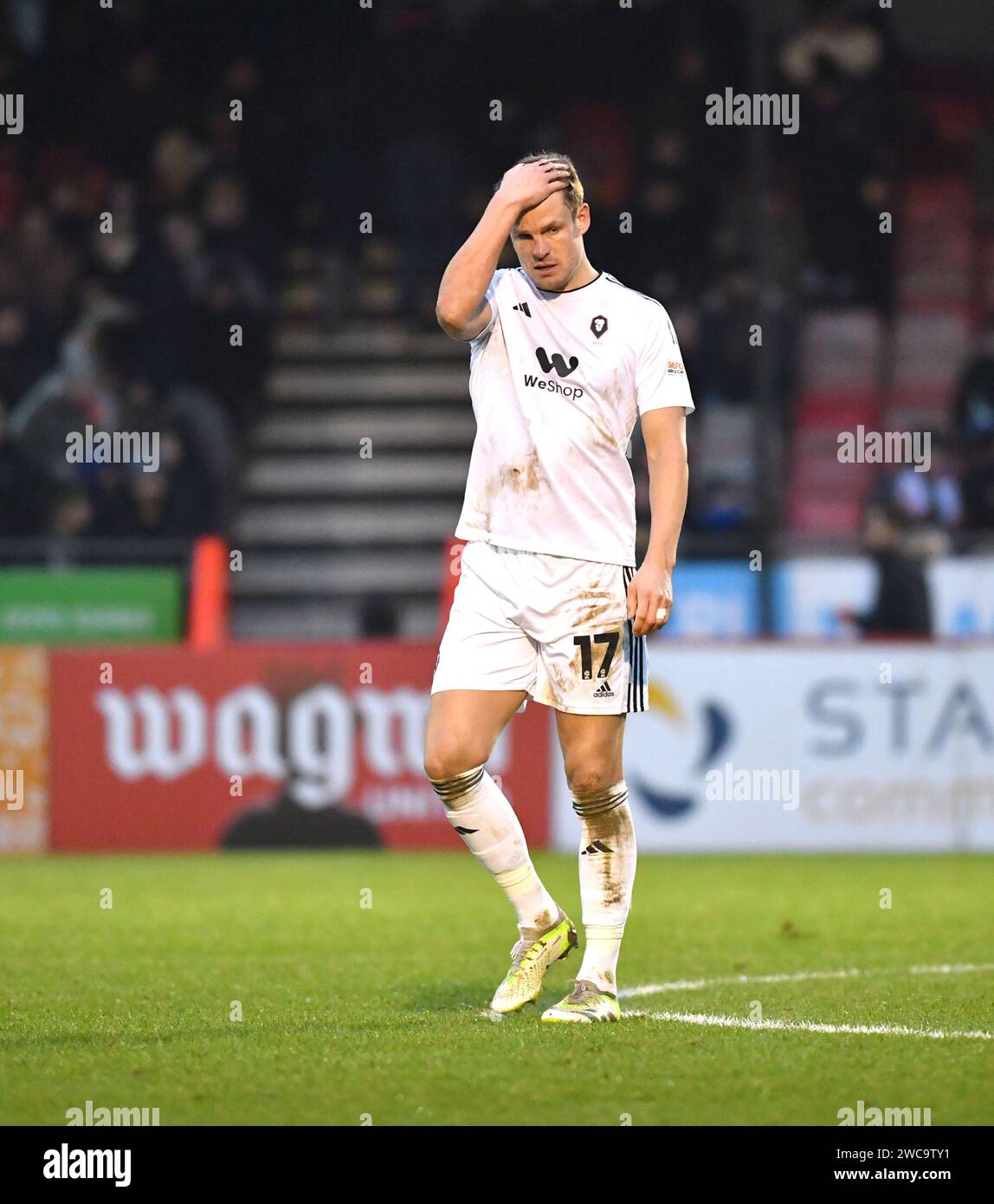 Matt Smith di Salford durante la partita Sky Bet EFL League Two tra Crawley Town e Salford City al Broadfield Stadium , Crawley , Regno Unito - 13 gennaio 2024 foto Simon Dack / Telephoto Images solo per uso editoriale. Niente merchandising. Per le immagini di calcio si applicano le restrizioni fa e Premier League, incluso l'utilizzo di Internet/dispositivi mobili senza licenza FAPL. Per ulteriori informazioni, contattare Football Dataco Foto Stock