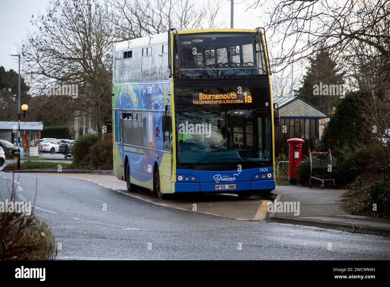 La Morebus opera a Somerford, Christchurch UK, con Breezer e Unibuses utilizzati su rotte ordinarie Foto Stock