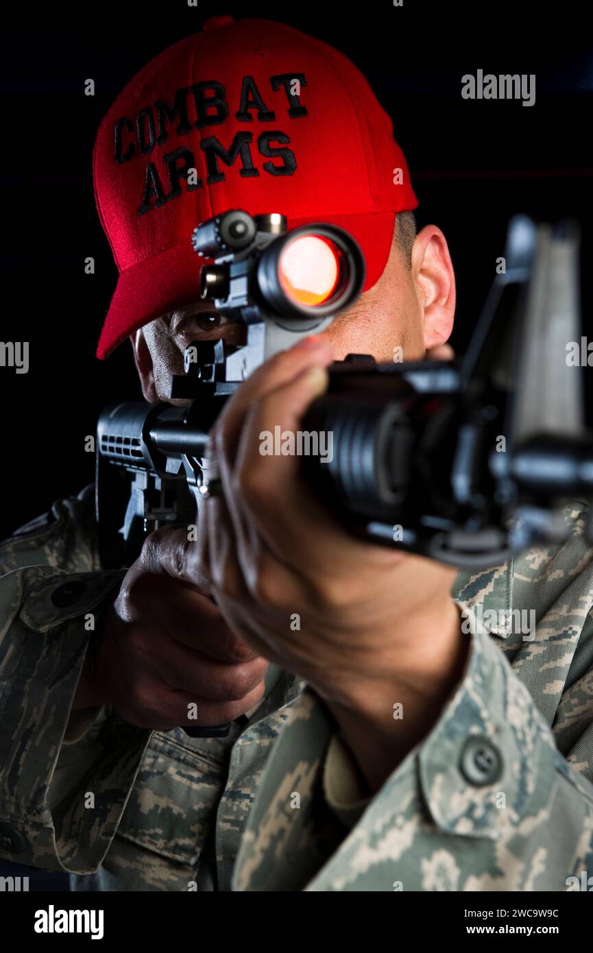 Un ufficiale di polizia militare si trova al poligono di tiro con il suo fucile. Foto Stock