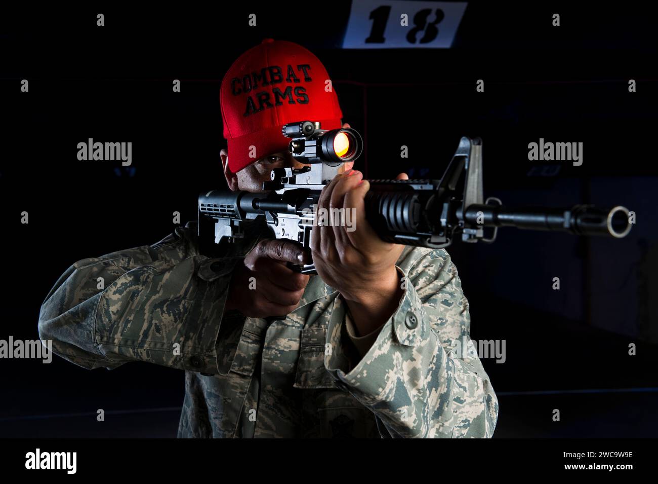 Un ufficiale di polizia militare si trova al poligono di tiro con il suo fucile. Foto Stock