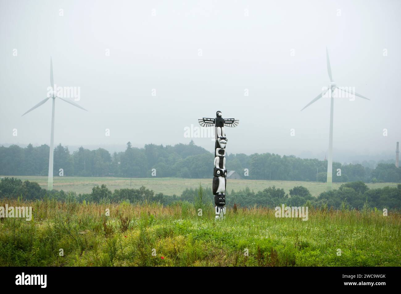 Turbine eoliche e un palo totem decorano il paesaggio di Jindřichovice pod Smrkem nella Repubblica Ceca. Foto Stock
