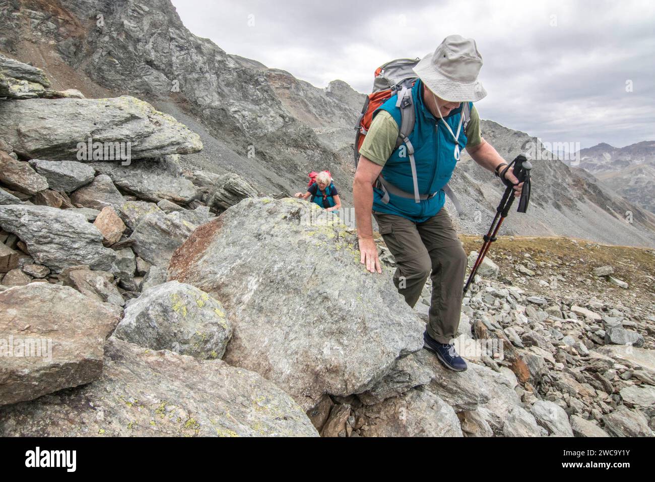 Escursione di coppia senior, Haute Route, Canton Vallese, Svizzera Foto Stock