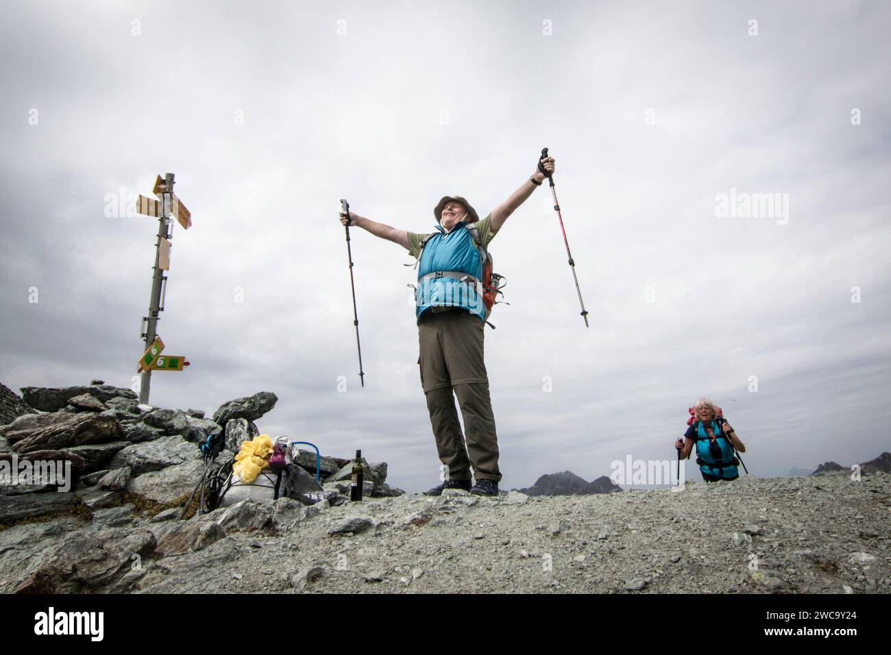 Escursionista che festeggia, Haute Route, Canton Vallese, Svizzera Foto Stock