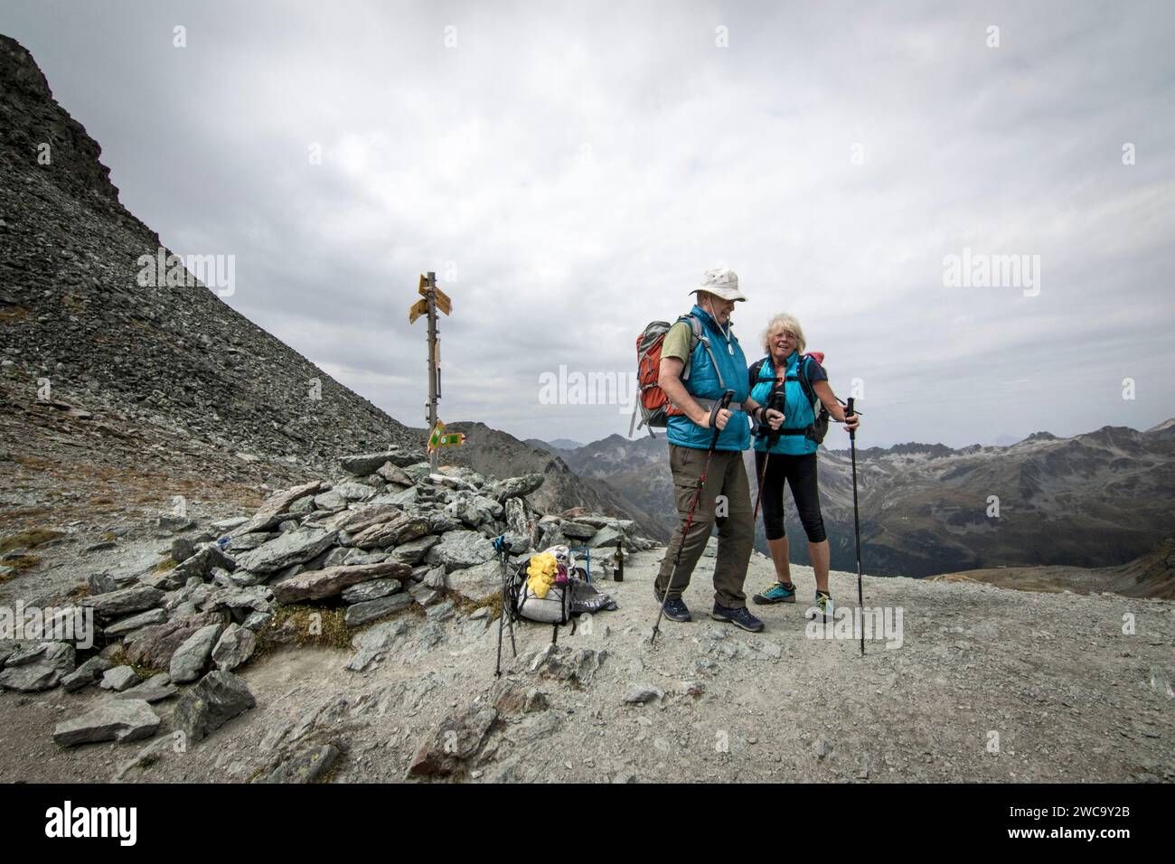 Escursione di coppia senior, Haute Route, Canton Vallese, Svizzera Foto Stock