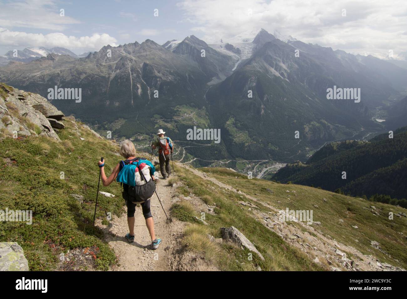 Escursione di coppia senior, Haute Route, Canton Vallese, Svizzera Foto Stock