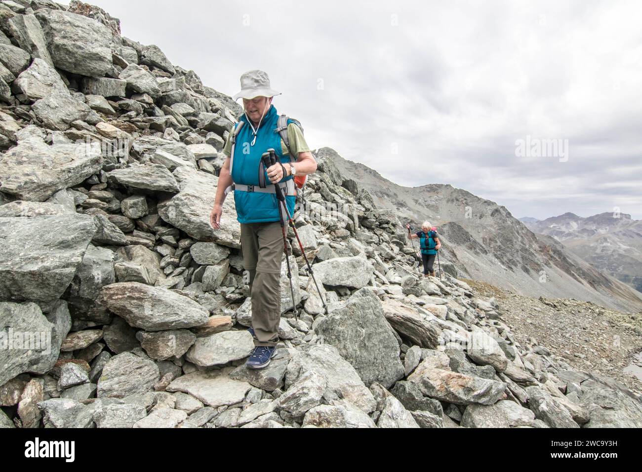 Escursione di coppia senior, Haute Route, Canton Vallese, Svizzera Foto Stock