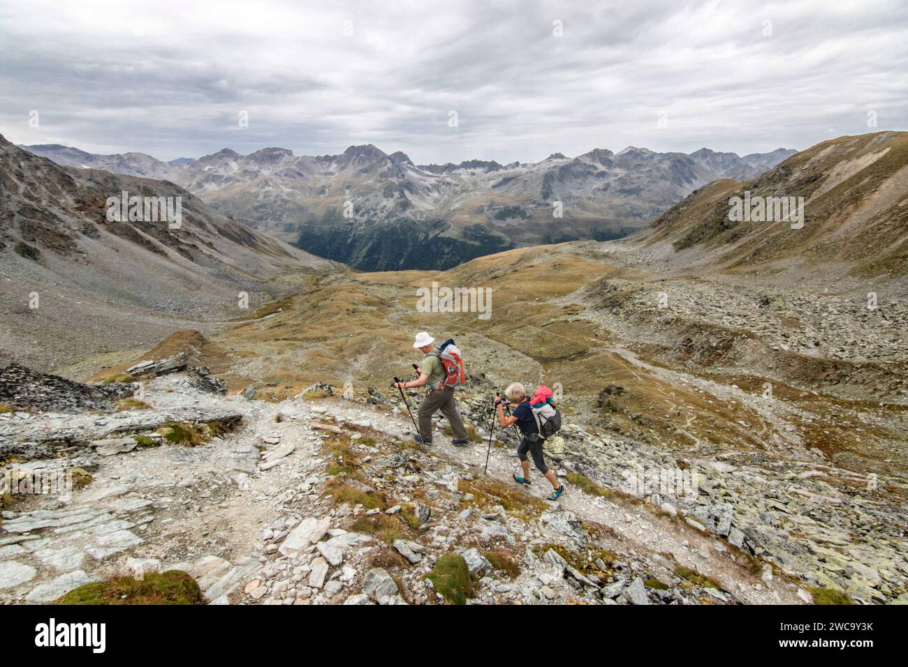 Escursione di coppia senior, Haute Route, Canton Vallese, Svizzera Foto Stock