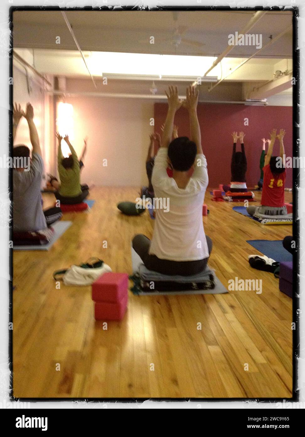 lezione di yoga con urdva hastasana (mani verso l'alto) Foto Stock