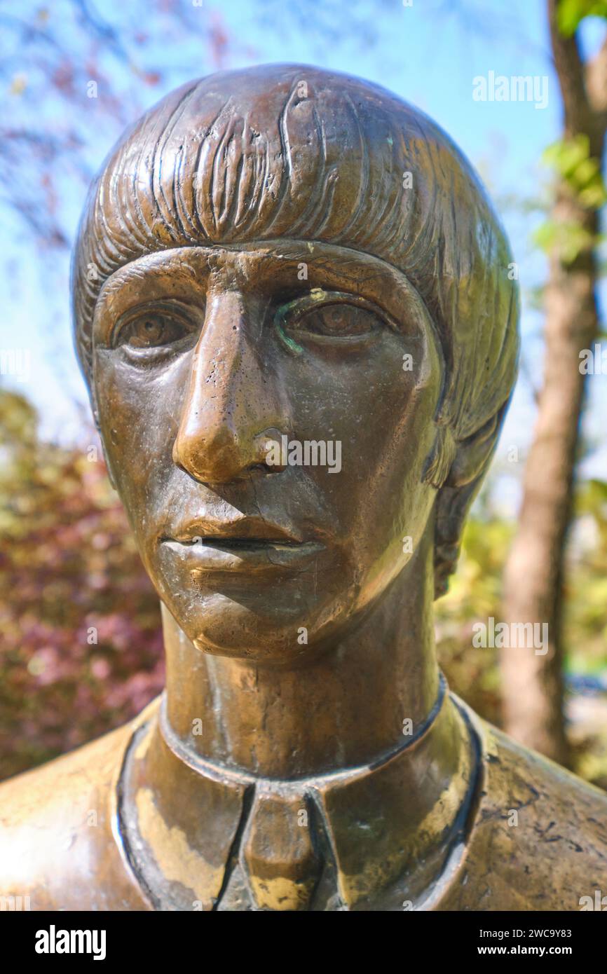 Una scultura in bronzo a grandezza naturale di Ringo Star, parte della band The Beatles. Nella zona del parco di divertimenti turistico in cima alla montagna di Kok Tobe ad Almaty, Kaza Foto Stock
