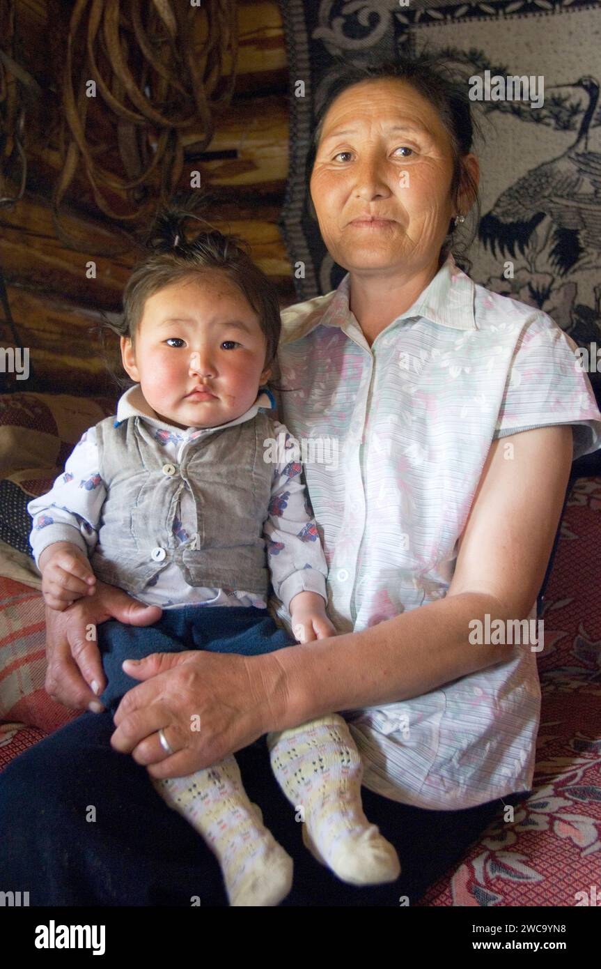 Nonna e nipote, Mongolia Foto Stock