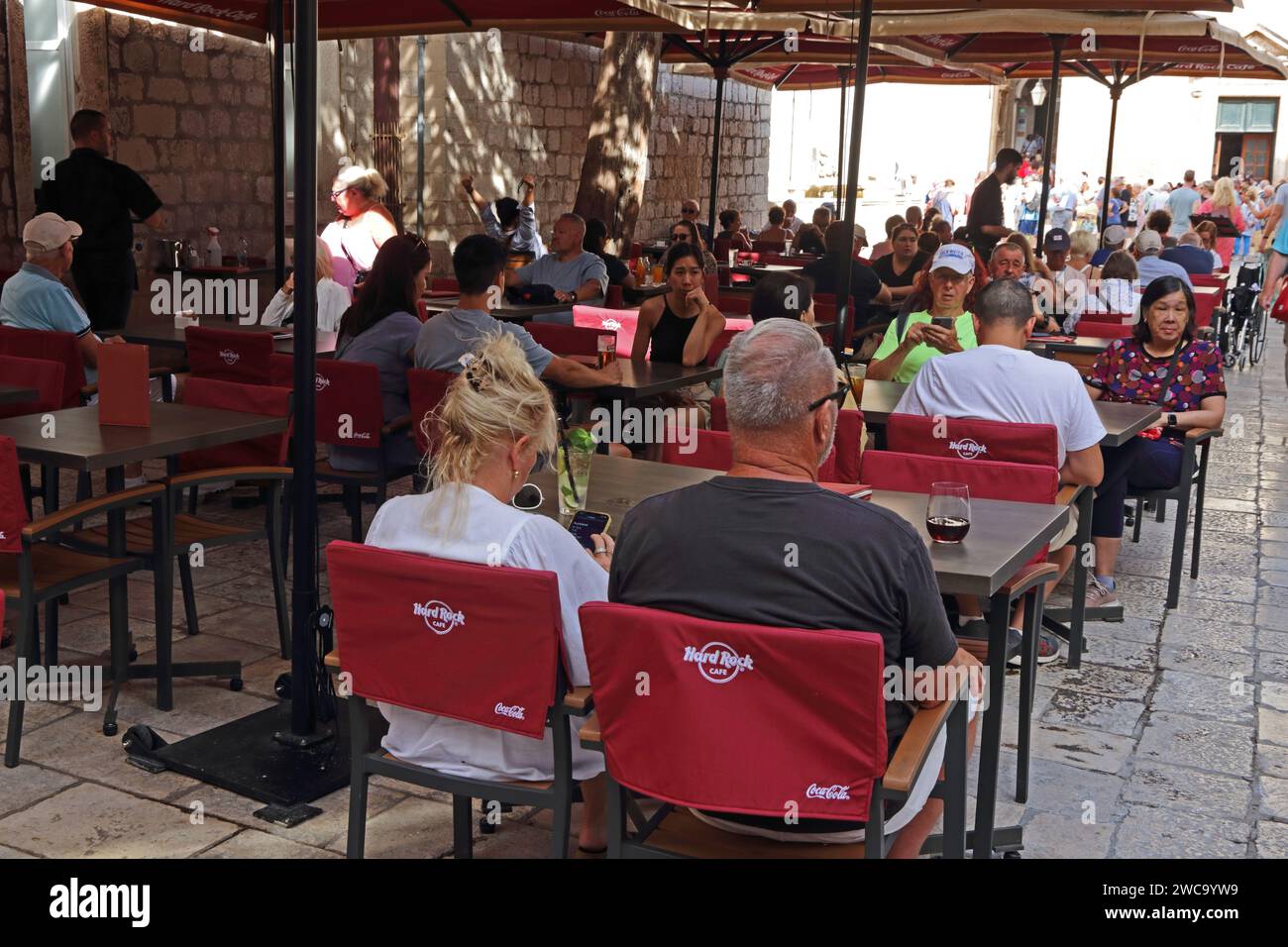 Clienti che si trovano nell'area salotto all'aperto, all'Hard Rock Cafe, Dubrovnik Foto Stock