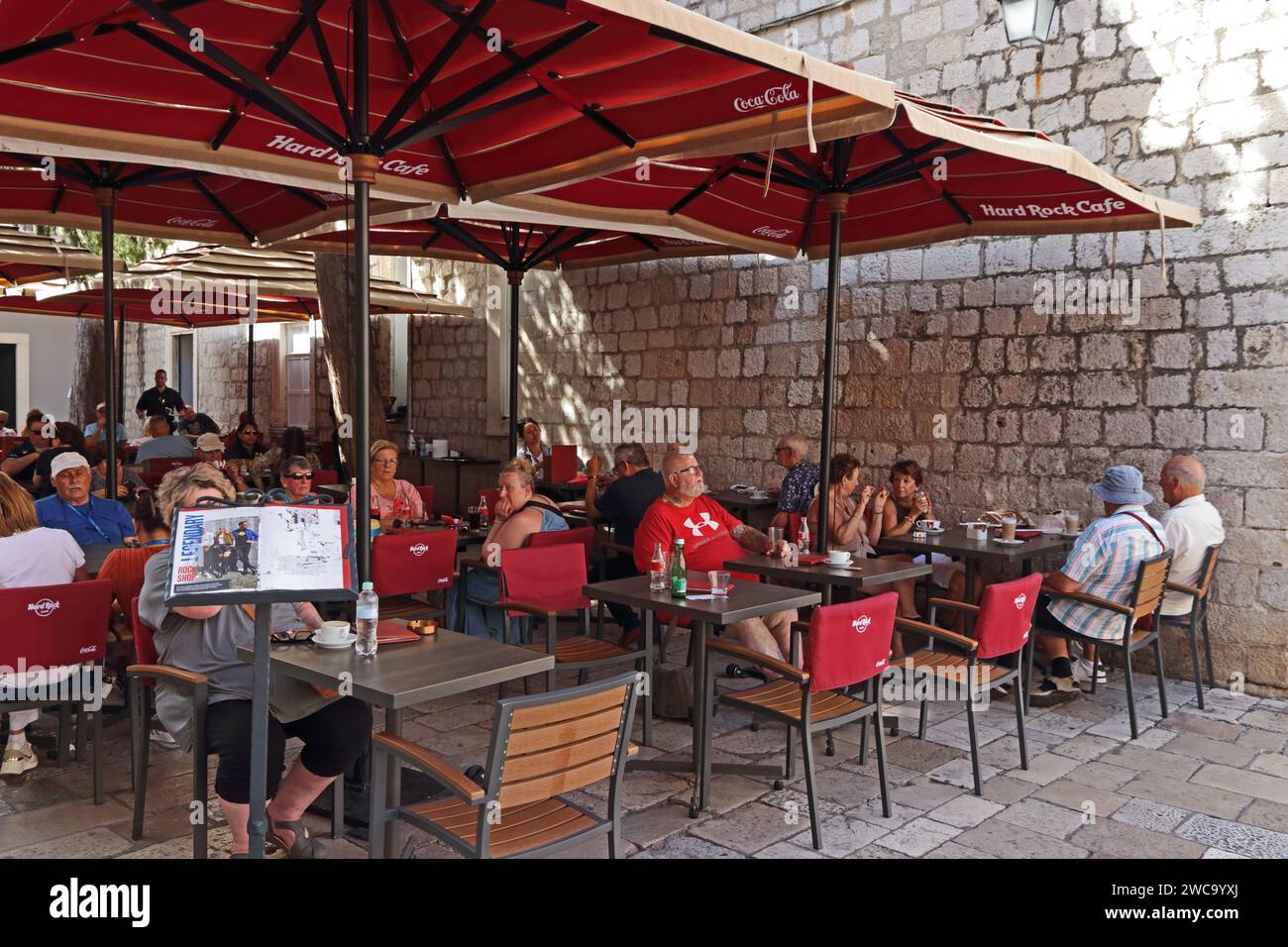Clienti che si trovano nell'area salotto all'aperto, all'Hard Rock Cafe, Dubrovnik Foto Stock