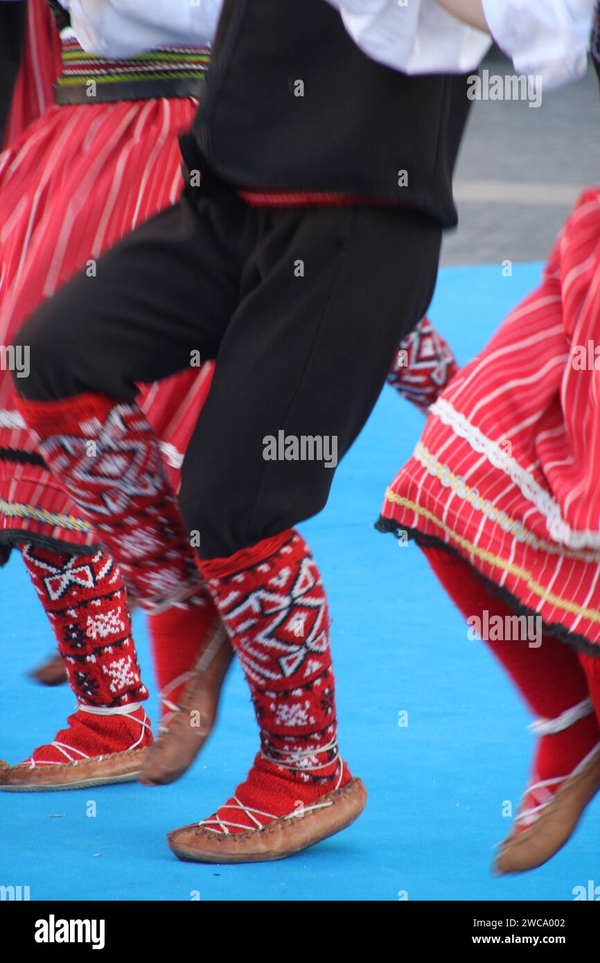 Un gruppo di ballerini folcloristici balcanici tradizionali Foto Stock