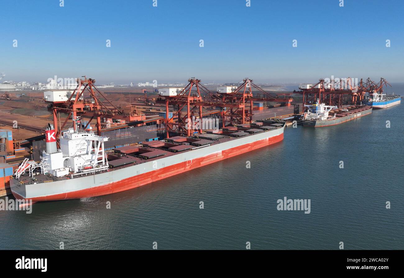 Tangshan. 15 gennaio 2024. Una foto aerea scattata il 15 gennaio 2024 mostra le navi presso un terminal minerario del porto di Tangshan nella provincia di Hebei nella Cina settentrionale. Nel 2023, secondo le autorità portuali, il trasporto merci al porto di Tangshan ha superato i 842,17 milioni di tonnellate, con un aumento del 9,53% su base annua. Crediti: Yang Shiyao/Xinhua/Alamy Live News Foto Stock
