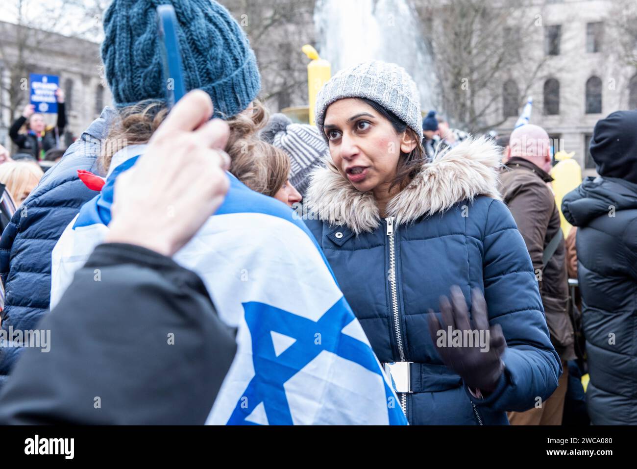 Tafalgar Square Londra 14 gennaio 2024. Un'emotiva deputata di Suella Braverman si unisce alla Stand con il raduno di solidarietà israeliano. Fu vista confortare la famiglia e gli amici di ostaggi presi da Hamas il 7 ottobre. Crediti: Rena Pearl/Alamy Live News Foto Stock