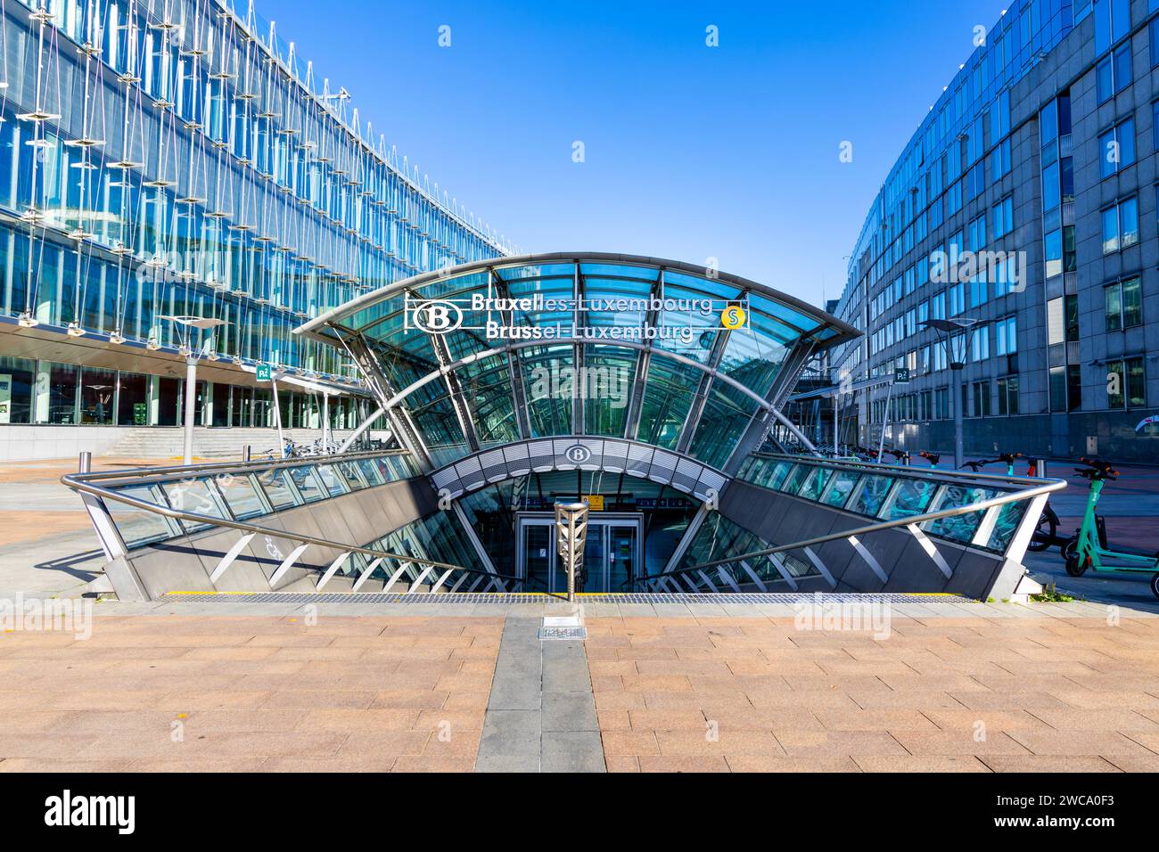 Ingresso alla stazione ferroviaria Bruxelles-Lussemburgo e all'edificio Jozsef Antall, quartiere europeo, Bruxelles, Belgio Foto Stock