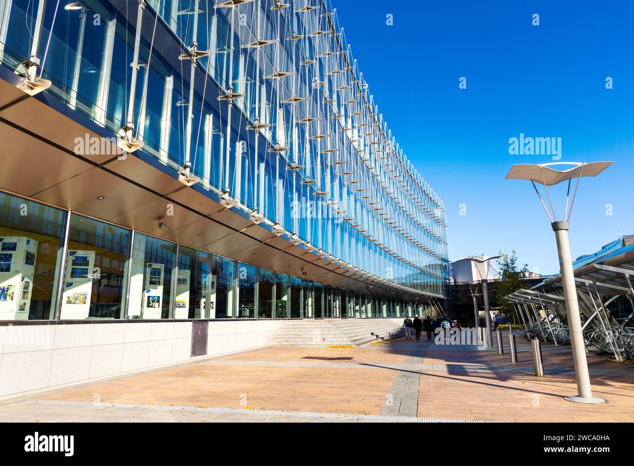 Facciata in vetro dell'edificio Jozsef Antall, quartiere europeo, Bruxelles, Belgio Foto Stock