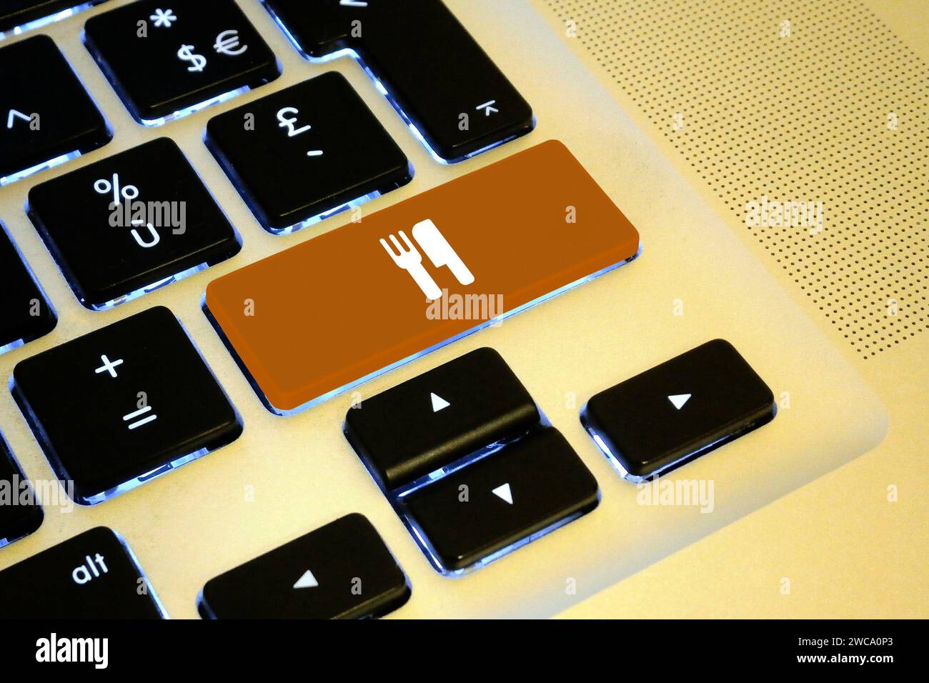 Chiave marrone per computer con coltello bianco e forma a forcella. Immagine ideale per i temi del catering. Foto Stock