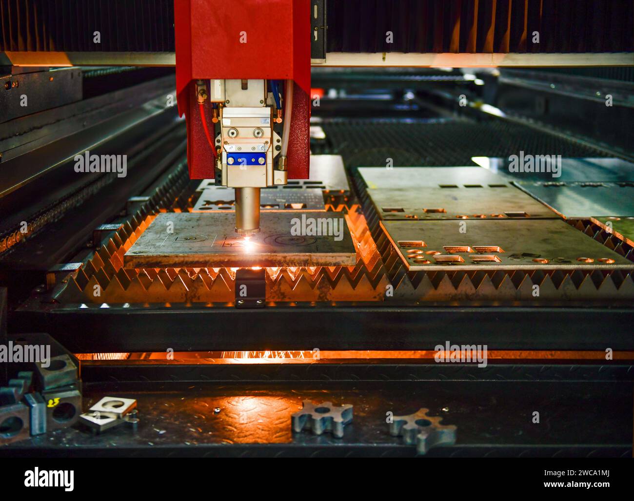 Industrial macchina per taglio laser mentre il taglio della lamiera con la luce scintillante. Foto Stock