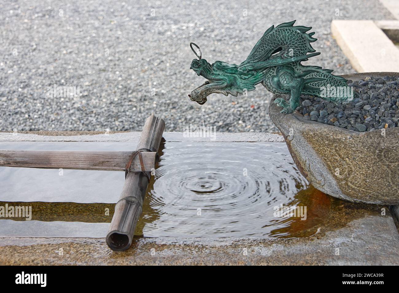 Fontana con una scultura che ricorda il potente drago e simbolico per lo zodiaco cinese Foto Stock