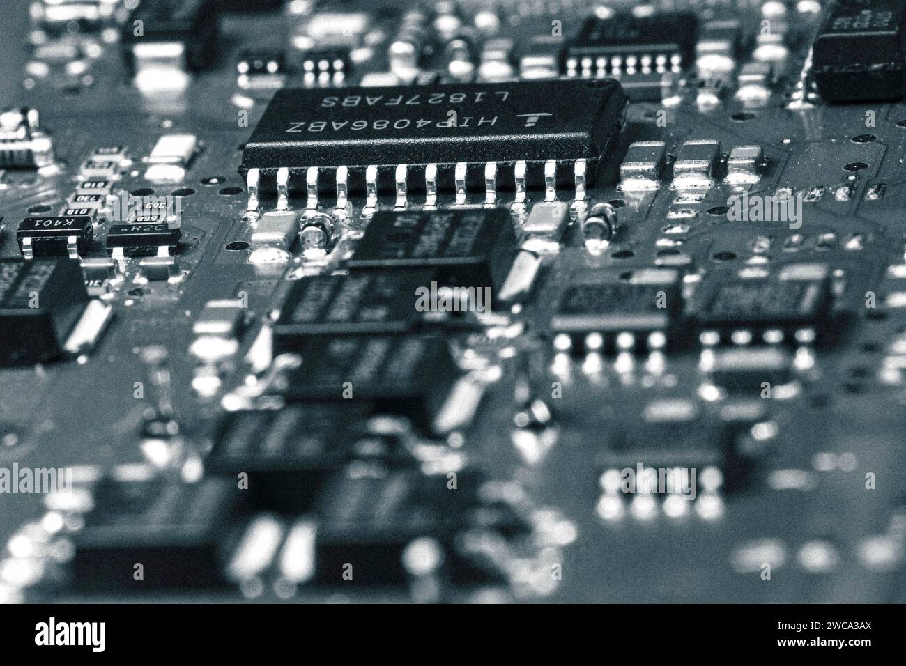 Parti di una scheda a circuito stampato installata in un controllo CNC Foto Stock