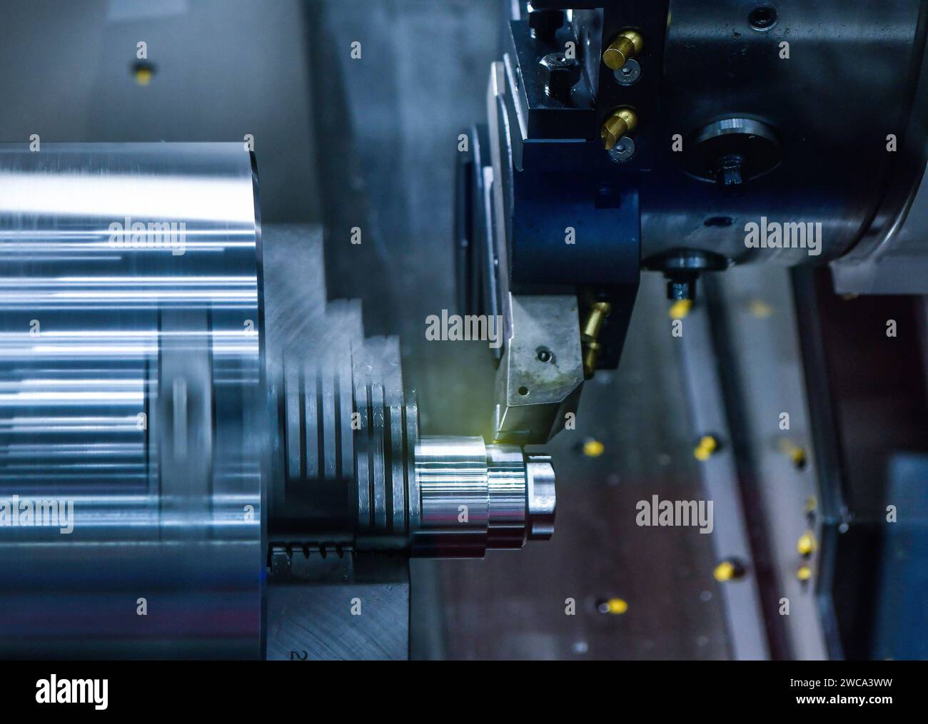 La fresatura CNC multi-tasking taglia la parte metallica, la produzione di parti ad alta tecnologia Foto Stock