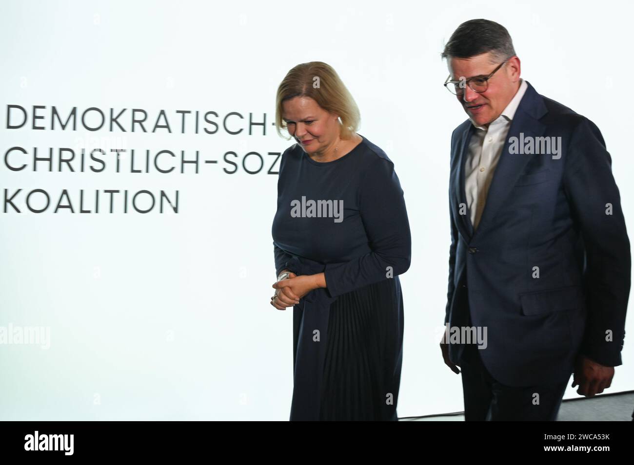 Wiesbaden, Germania. 15 gennaio 2024. Boris Rhein (CDU, r), Ministro Presidente dell'Assia, e Nancy Faeser (SPD), Ministro federale dell'interno e Presidente di Stato, lasciano il podio dopo aver presentato il futuro team governativo della CDU e della SPD. La sessione costituente del parlamento statale si svolgerà il 18 gennaio 2024. Crediti: Arne Dedert/dpa/Alamy Live News Foto Stock
