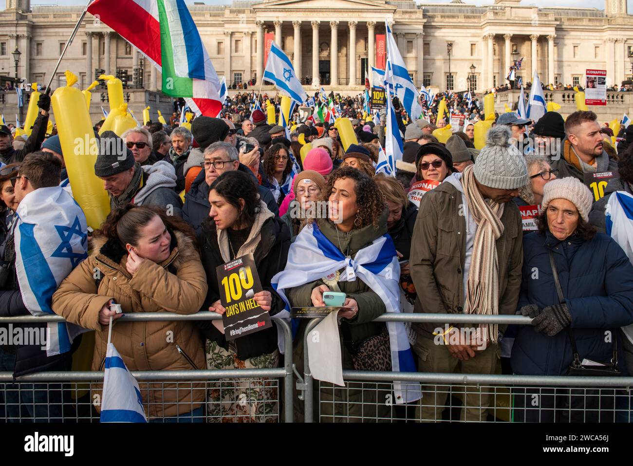 Trafalgar Square Londra, 14 gennaio 2024. 25000 persone sono state in solidarietà con Israele dopo 100 giorni dall'attacco di Hamas il 7 ottobre, e il sostegno per i restanti ostaggi presi. Crediti: Rena Pearl/Alamy Live News Foto Stock