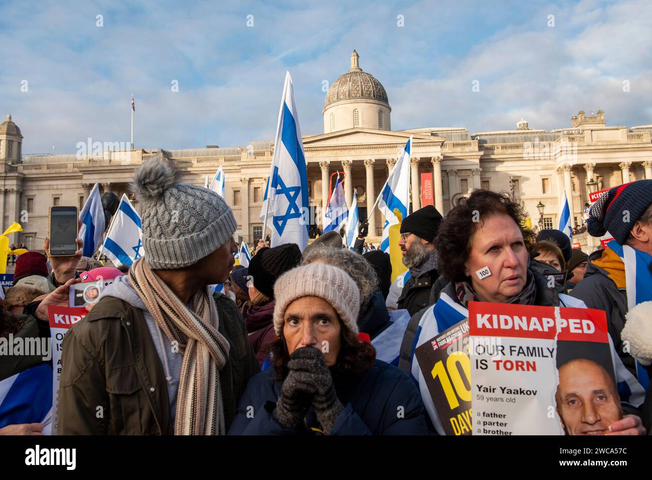 Trafalgar Square Londra, 14 gennaio 2024. 25000 persone sono state in solidarietà con Israele dopo 100 giorni dall'attacco di Hamas il 7 ottobre, e il sostegno per i restanti ostaggi presi. Crediti: Rena Pearl/Alamy Live News Foto Stock