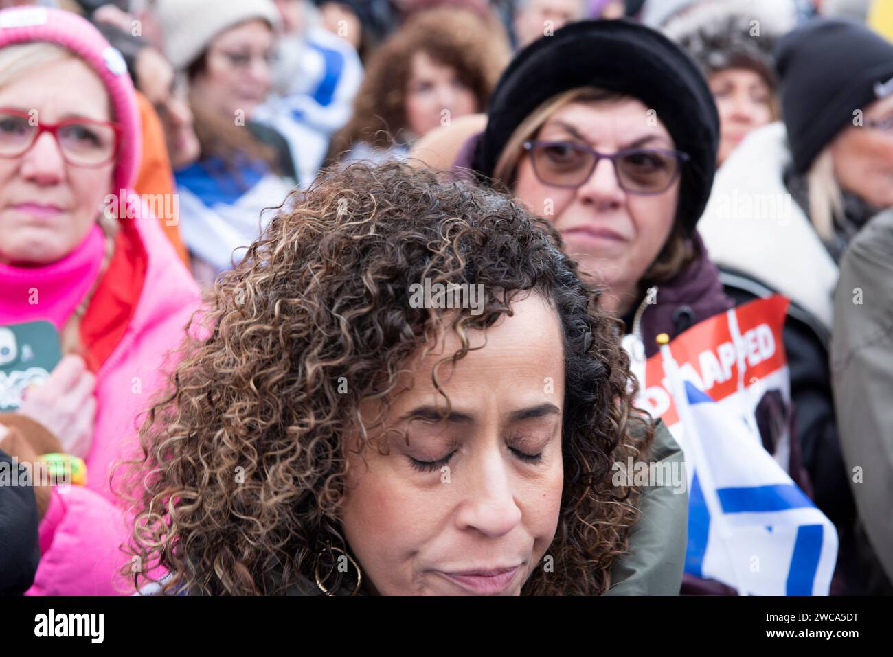 Trafalgar Square Londra, 14 gennaio 2024. 25000 persone sono state in solidarietà con Israele dopo 100 giorni dall'attacco di Hamas il 7 ottobre, e il sostegno per i restanti ostaggi presi. Crediti: Rena Pearl/Alamy Live News Foto Stock