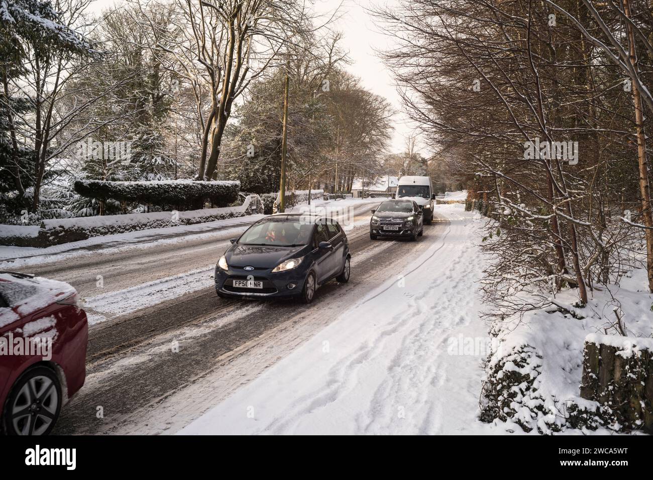 Meteo UK Aberdeen, Scozia, Regno Unito. 15 gennaio 2024. Questa mattina i pendolari attraversano la neve pesante sulla North Deeside Road Cults Aberdeen Scozia. Credit Paul Glendell Credit: Paul Glendell/Alamy Live News Foto Stock