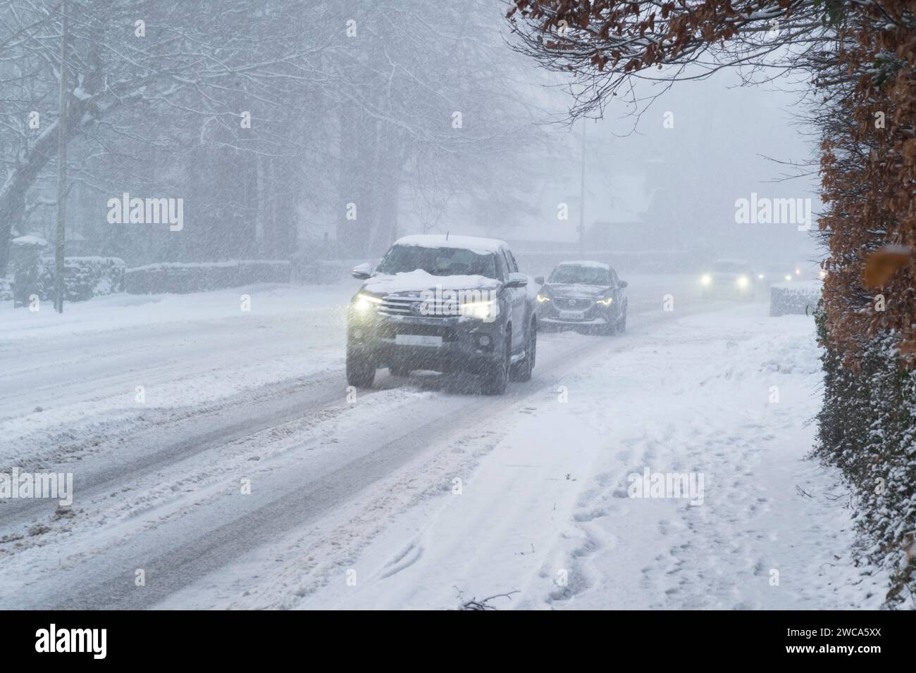 Meteo UK Aberdeen, Scozia, Regno Unito. 15 gennaio 2024. Questa mattina i pendolari attraversano la neve pesante sulla North Deeside Road Cults Aberdeen Scozia. Credit Paul Glendell Credit: Paul Glendell/Alamy Live News Foto Stock