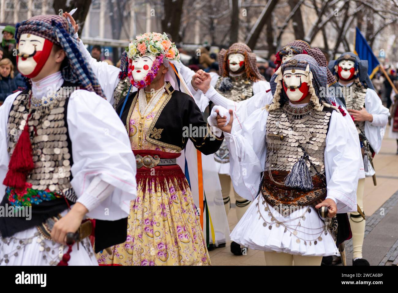 Ballerini greci mascherati al Surva International Masquerade and Mummers Festival a Pernik, nella regione di Sofia, Bulgaria, Europa dell'Est, Balcani, UE Foto Stock