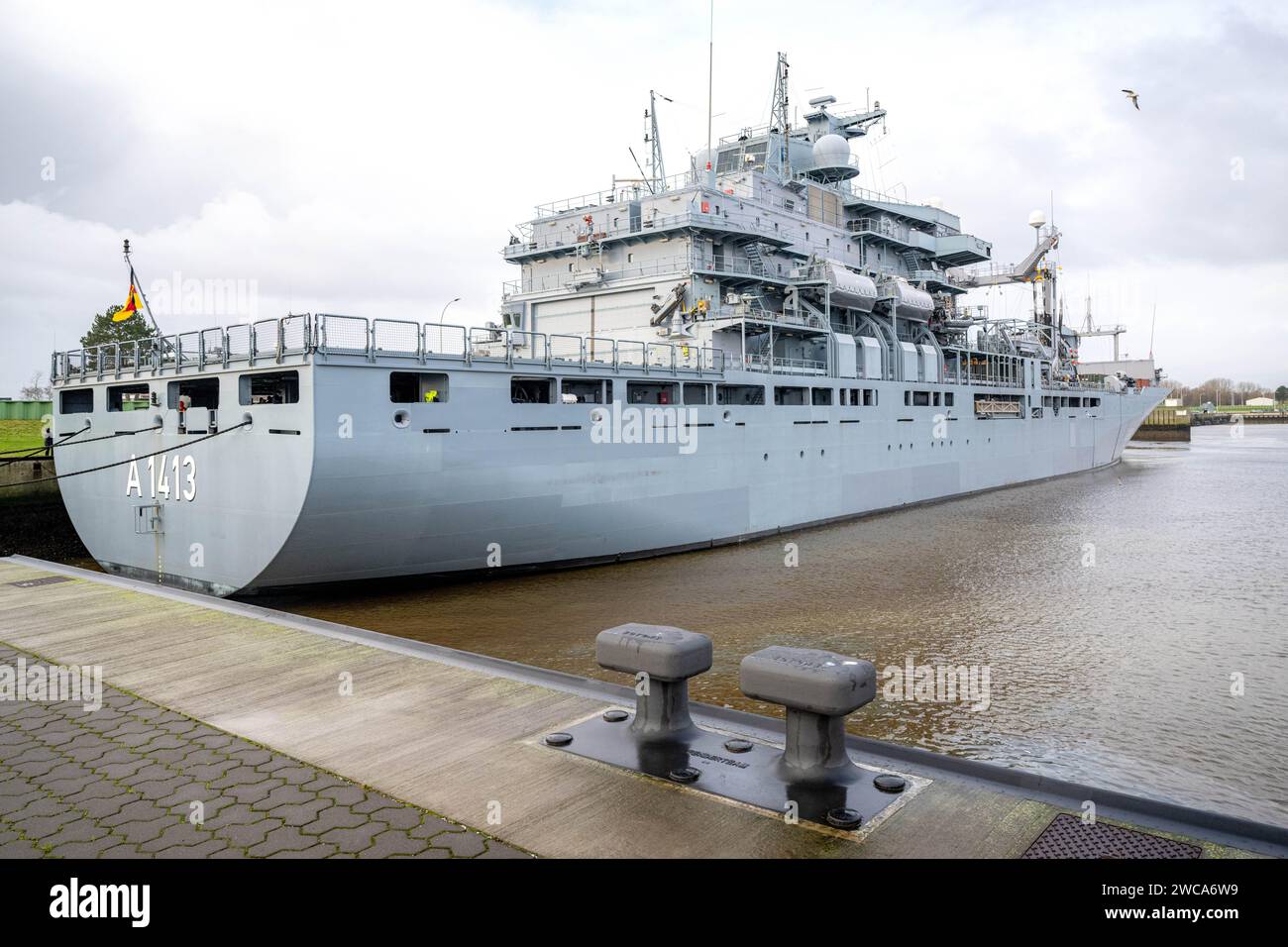 Wilhelmshaven, Germania. 15 gennaio 2024. La nave 'Bonn' è in porto prima della partenza. I 175 soldati a bordo del fornitore della task force saranno in mare per circa quattro mesi e faranno parte della forza di reazione rapida, nota anche come "Very High Readiness Joint Task Force", sul fianco settentrionale della NATO nei mari del Nord e del Baltico e nel Nord Atlantico. Crediti: Sina Schuldt/dpa/Alamy Live News Foto Stock