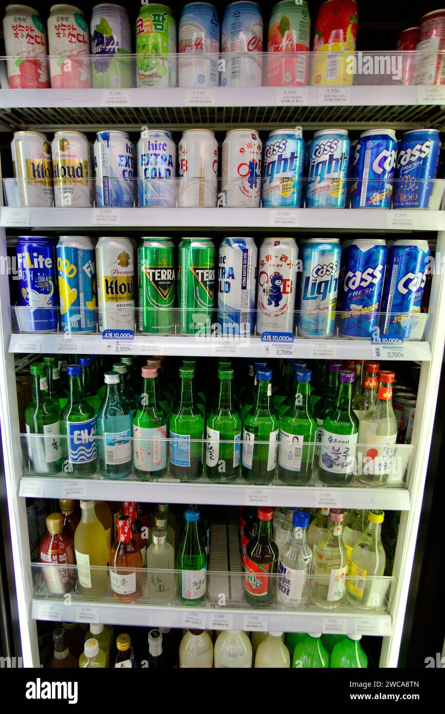 Ulsan, Corea del Sud - 3 marzo 2020: Una sezione di birra ben rifornita in un mini-market con la porta aperta e un assortimento di birre Foto Stock